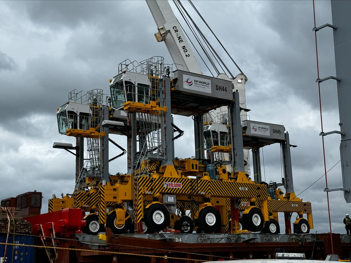 Electric Straddle Carrier Image (1)